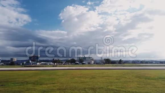 阴天时在热带机场的跑道上滑行视频的预览图