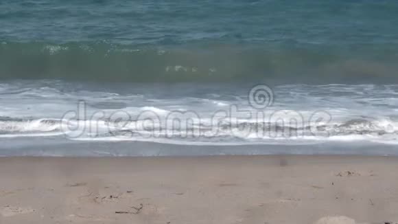 海浪翻滚在海滩上视频的预览图