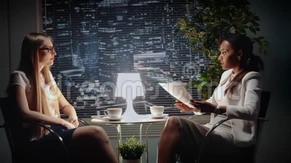 两个多种族的女商人谈论商业合同视频的预览图