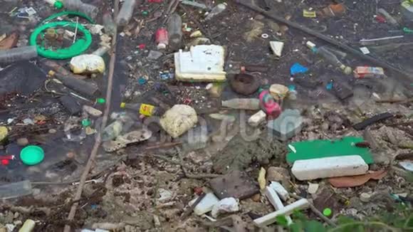 水污染空塑料瓶视频的预览图