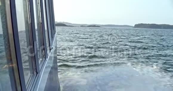从海洋船的窗外看当它在水中移动时会产生波浪视频的预览图