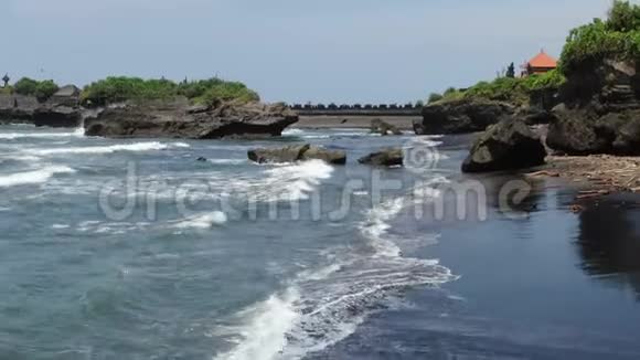 多风天气下巴厘岛的悬崖空中飞行视频的预览图
