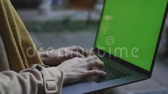 学生手在户外打字笔记本键盘做手提电脑的女商人视频的预览图
