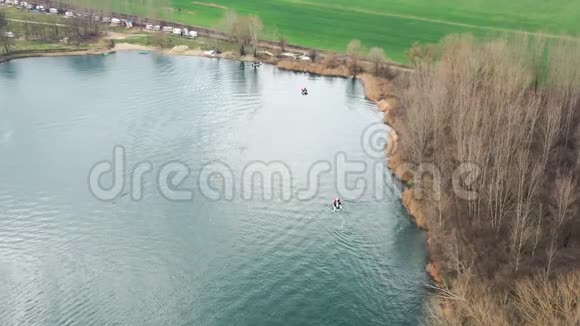 一个湖平原上有船岸边还有无人驾驶飞机视频的预览图