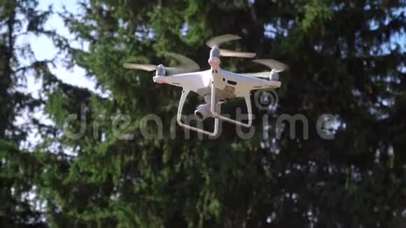 带摄像机的四方直升机在森林背景上飞行特写镜头视频飞机技术视频的预览图