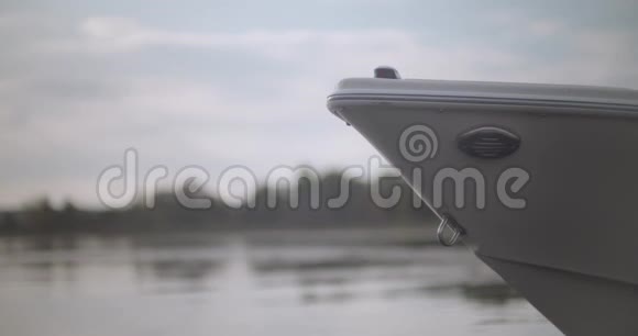 在平静的水中轻轻地漂浮着时靠近摩托艇的前弓视频的预览图
