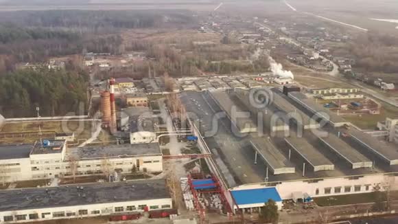 白俄罗斯老苏联工业区的鸟瞰图工厂废弃的地方秋日城市景观天际线视频的预览图