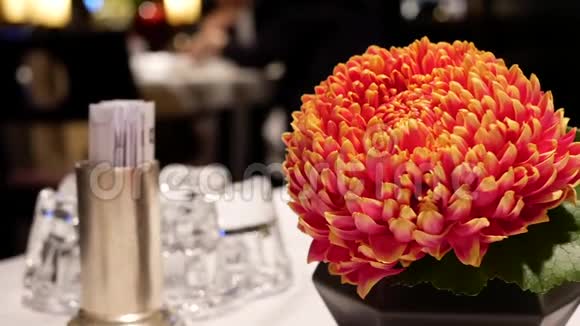 热茶和鲜花在餐桌上的运动和人们在餐厅用餐时的模糊运动视频的预览图