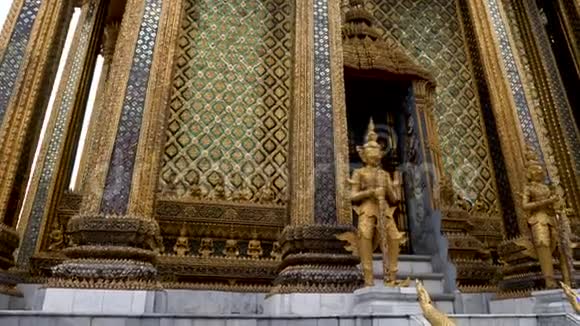 在泰国曼谷大皇宫装饰华丽的建筑以黄金和宝石装饰视频的预览图