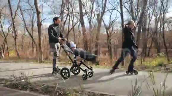 家庭表演在秋季公园滚筒刀片和婴儿车爸爸追上妈妈给她一个婴儿车视频的预览图