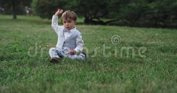 美丽的小男孩两岁的男孩在大自然中享受时光吃着零食感觉很放松视频的预览图