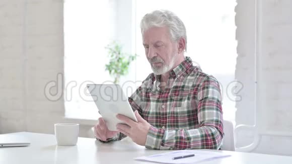 休闲老人在办公室桌上聊天视频的预览图