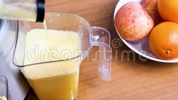 木制背景果汁和橙汁视频的预览图