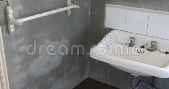 乡村住宅的旧浴室水槽和褪色的壁盘景观视频的预览图