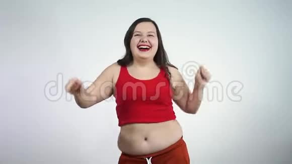 身体积极的概念胖女人光着肚皮跳舞微笑视频的预览图