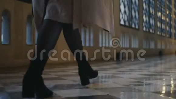 女人的腿在大厅里行走女商人穿着高跟鞋在大楼里散步视频的预览图