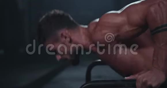 有魅力的健美男子在一个交叉健身班努力工作他的腹肌和二头肌做俯卧撑视频的预览图