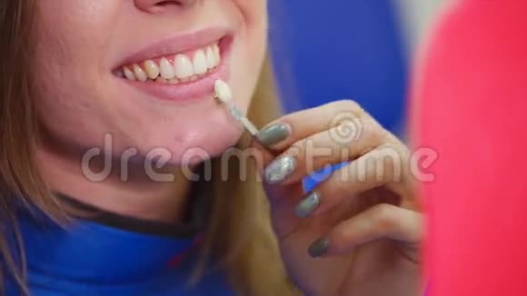 在牙科诊所看牙齿美白的妇女视频的预览图