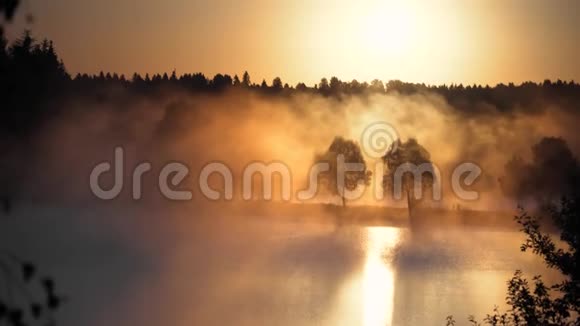 晨雾在山湖日出拍摄视频的预览图