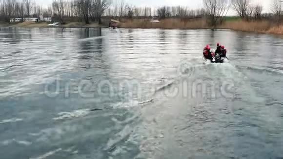 橡皮摩托艇驶近湖岸视频的预览图