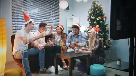 一对混血夫妇和朋友一起庆祝寒假视频的预览图