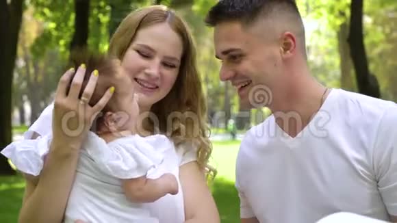 快乐的犹太家庭和小女儿夏天公园视频的预览图