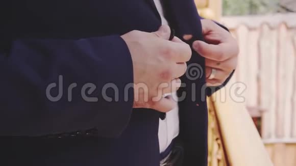 调整衣服特写的人的手视频的预览图