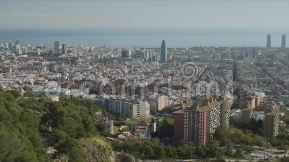 鸟瞰西班牙巴塞罗那市白天城市建筑全景视频的预览图
