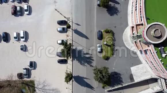 从天顶可以看到汽车进入停车场罗马A视频的预览图