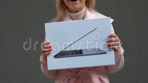 这位女士手里拿着笔记本电脑包微笑着从幸福中跳出来视频的预览图