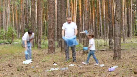 家属爸爸妈妈和小朋友志愿者在树林里收集垃圾对环境的态度保护自然视频的预览图