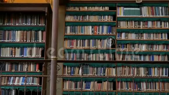 旧图书馆里漂亮的老式书架视频的预览图