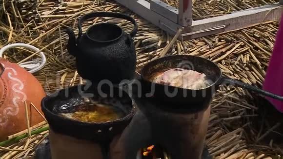 锅中的食物和酱油烹饪视频的预览图