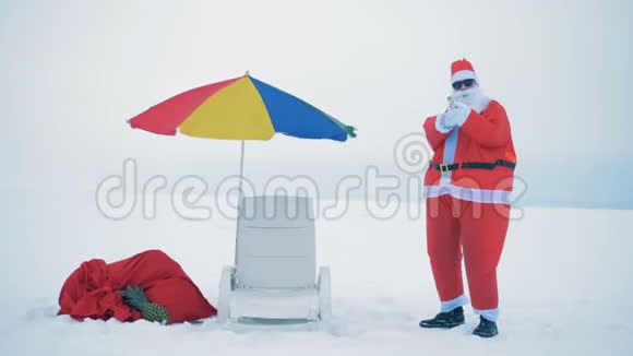 圣诞老人在吹圣诞饼干快乐地跳舞视频的预览图