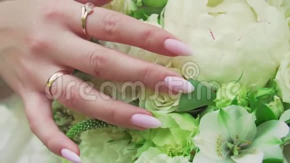 美丽的婚礼新娘花束特写视频的预览图