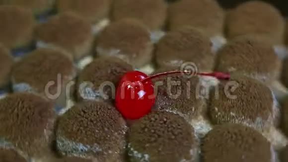 装饰着成熟樱桃的时髦巧克力蛋糕视频的预览图