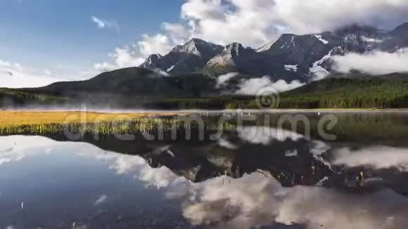 4时间流逝的电影视频电影移动时间流逝的云彩挂在山上慢慢地随着奇迹升起视频的预览图