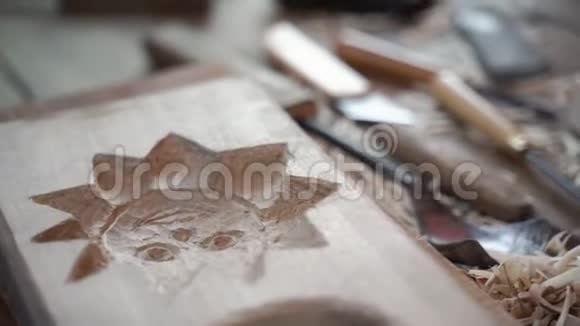 工匠雕刻了一个做姜饼的木模这把刀在木板上造成了一个鱼形木匠忙视频的预览图