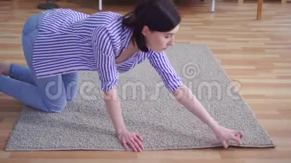 年轻女子检查地毯上的一个湿点视频的预览图