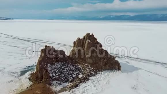 在西伯利亚的奥克洪岛上的冬季贝加尔湖上的岩石美丽的自然山冰湖天空视频的预览图