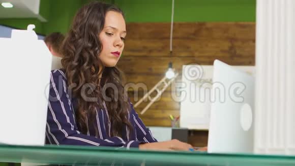 年轻的女建筑师在做模型的时候在笔记本上做笔记视频的预览图