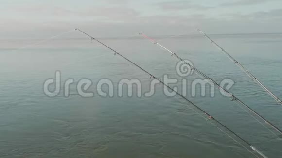里海平静水面上有三根鱼竿人爱好视频的预览图