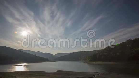 时光流逝4K萨尔托湖有着动人的云彩萨尔托湖上的天空拉齐奥里提省的拉戈德尔萨尔托视频的预览图