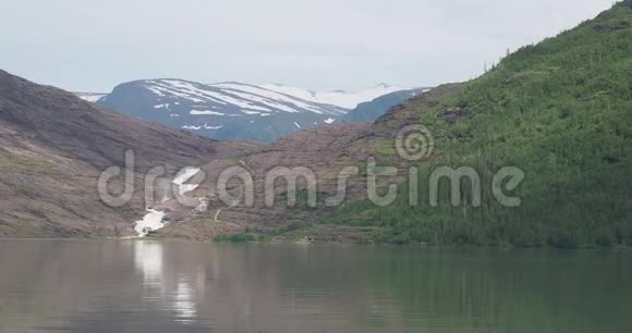 挪威诺德兰县欧洲斯瓦尔蒂森冰川附近的斯瓦尔蒂什瓦特奈湖和瀑布景观视频的预览图