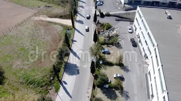 带工业建筑的乡村公路的空中景观罗马视频的预览图