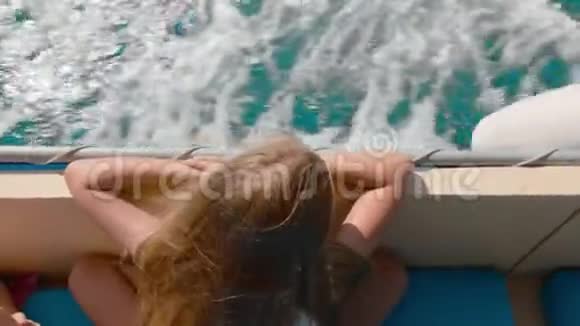 在夏日的头顶景色中乘坐快艇旅行的旅游女孩旅行女孩在帆板小径水上放松视频的预览图