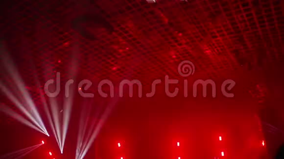 红白相间的探照灯光在音乐厅里闪闪发光从底部看没有人视频的预览图