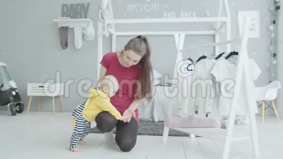 可爱的女婴尖牙咬着妈妈手在家视频的预览图