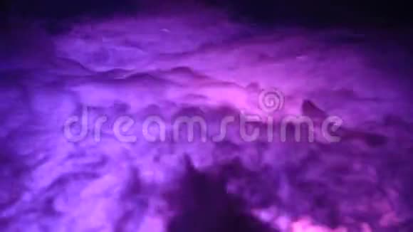 浴室里冒着紫色泡泡的水彩色水视频的预览图
