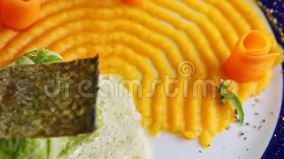 顶部的特写精心装饰的卷心菜卷黄色的纯色旋转在盘子上视频的预览图